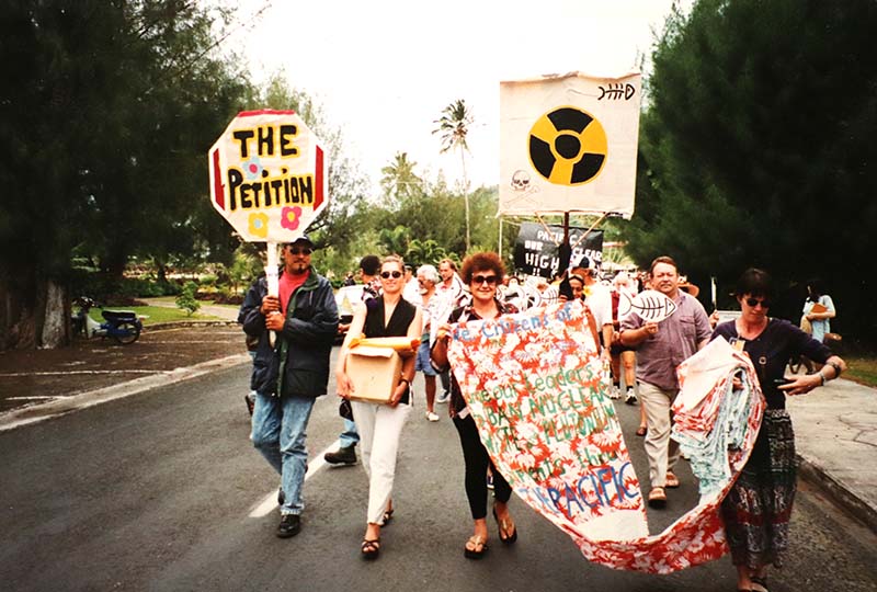 1-19 September 1997 Greenpeace Pacific Co-ordinator Bunny McDiarmid and Campaign Manager Stephanie Mills carrying the petition with 40,000 signatures_Photo by Michael Szabo
