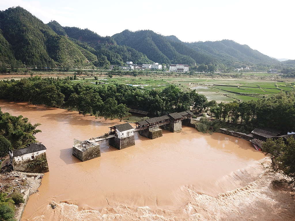 2020年中國江西婺源縣彩虹石橋遭洪水威脅時的景象。 © Dai Jimin / Greenpeace