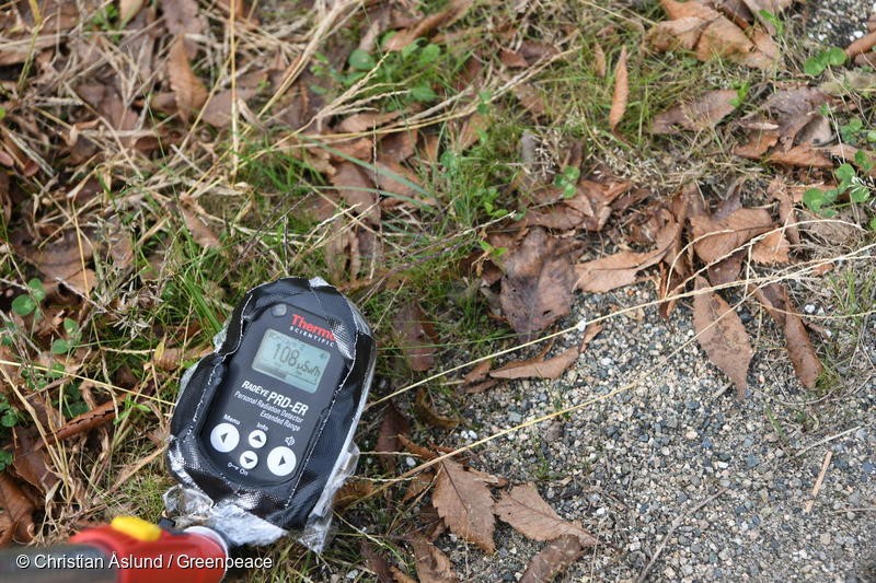 The community of Obori in Namie was heavily contaminated by the March 2011 Fukushima nuclear disaster. The measurement in this photo shows a radiation hot spot of 108 microSieverts per hour - this is 2,700 times higher than the background radiation level in Fukushima prior to the nuclear accident. The Japanese government has plans to open a very small area of Obori as early as 2023 for citizens to return. Radiation levels measured in Obori by Greenpeace in 2018 show that contamination is so high that decontaminaton workers would be subjected to the equivalent of tens to hundreds of chest X rays per year in this area. Christian Aslund/Greenpeace.