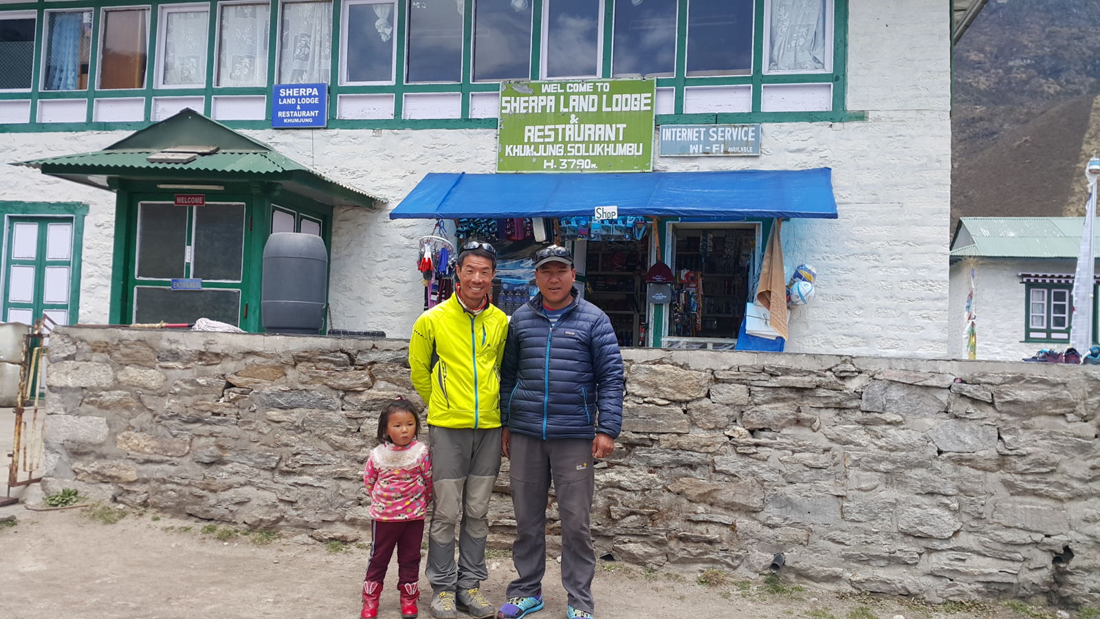 47歲的ANG Tsnerjng Sherpa（右）出生至今一直住在雪巴人村莊，坦言如今天氣難料。