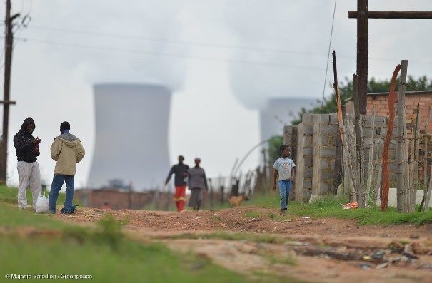 在南非東北部城鎮威特班克(Witbank)的一個非正式的安置區，居民與煤電廠為鄰，諷刺的是，當地許多民居並沒有電力供應。 © Mujahid Safodien / Greenpeace