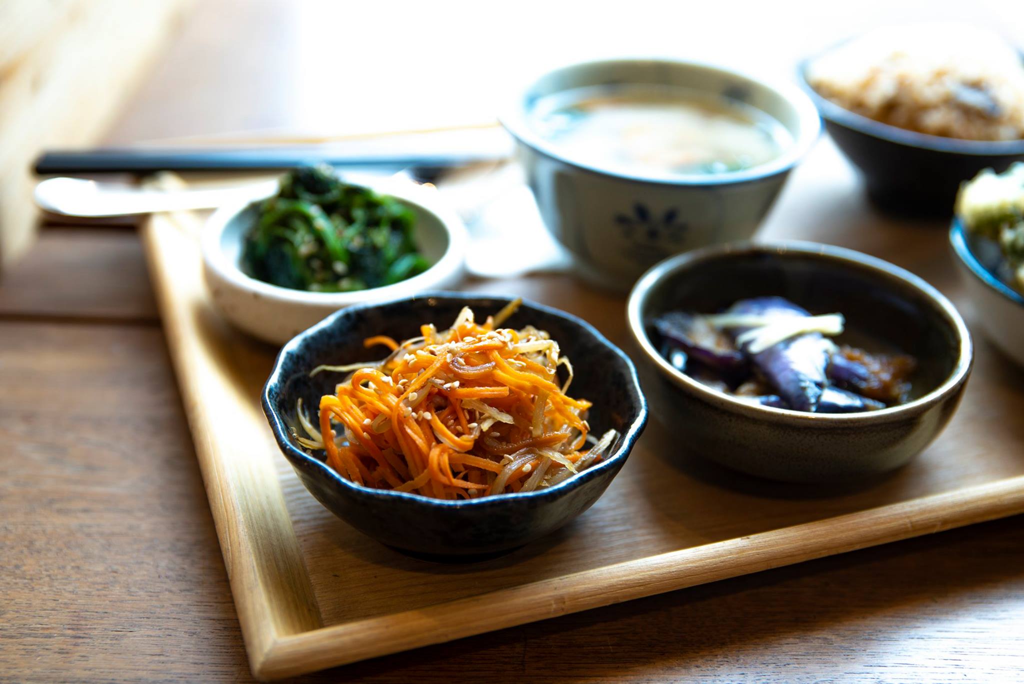 日式素食餐廳擺設精緻且味道清新可口，而且大部分菜式採取家常的食材，會讓人感覺就像是在家中吃飯一般。©Mum Veggie Cafe