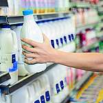 英國超市減塑新招 擬推出「補充式」牛奶樽