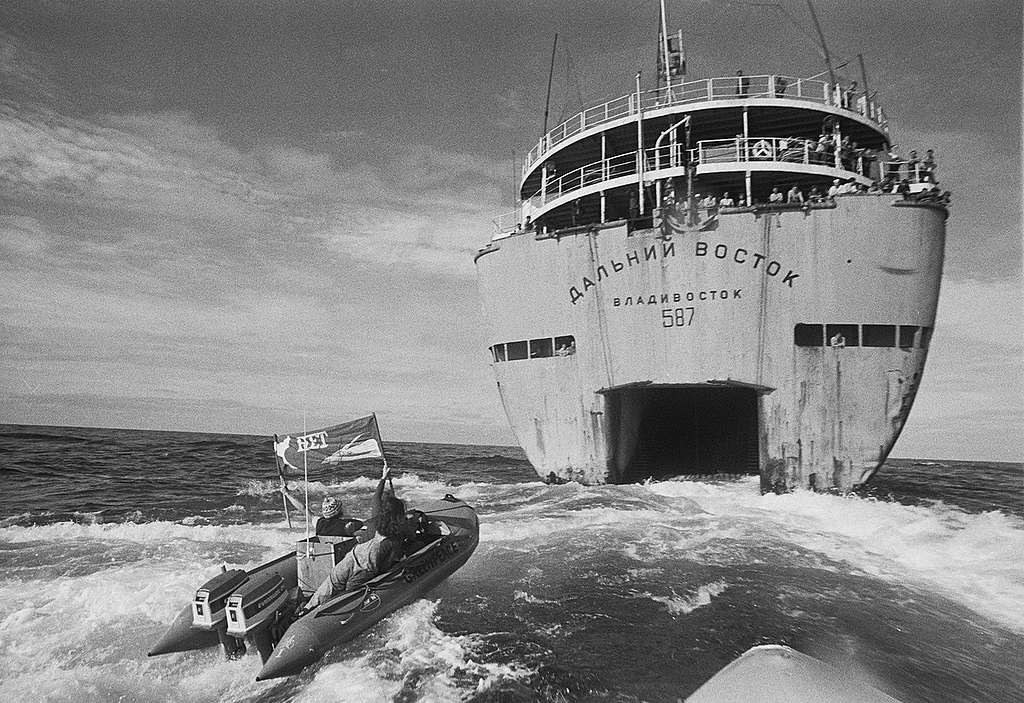 1976年綠色和平在北太平洋的抗議捕鯨行動，向俄國船員展示標語，鯨魚垂死的圖像加上”Nyet”，即不的意思。 © Rex Weyler / Greenpeace