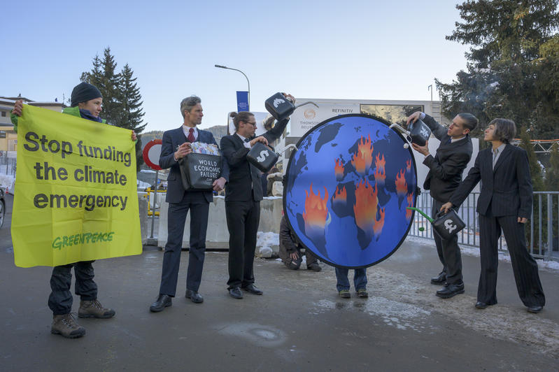 綠色和平行動者在達沃斯指出「世界經濟的缺失」。© Greenpeace / Ex-Press / Flurin Bertschinger