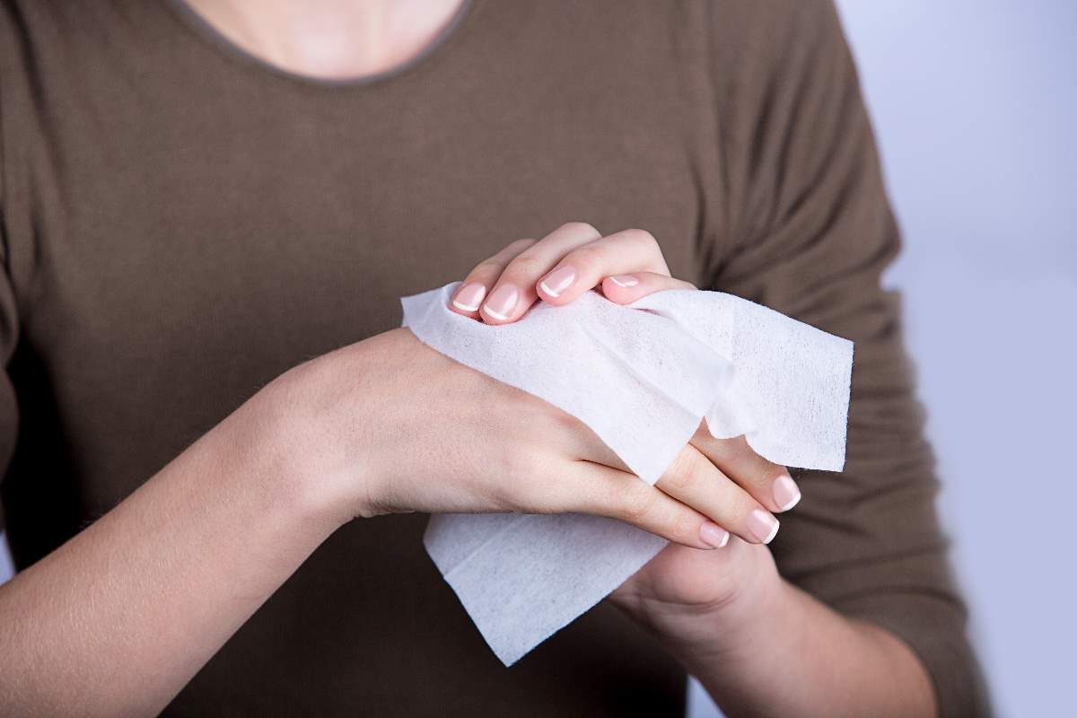 消毒紙巾用一張丟一張，不織布材質難以分解。相對之下，自製酒精搓手液是更環保之選！
