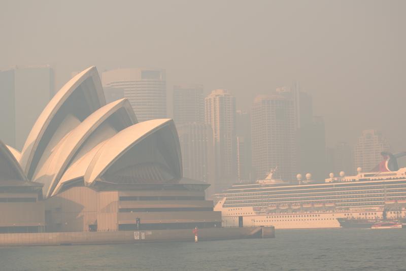 2019年11月中大火濃烟籠罩悉尼歌劇院。© Emeran Gainville / Greenpeace