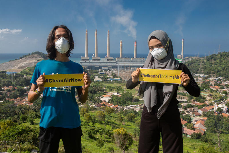 綠色和平的義工以印尼萬丹省芝勒貢的燃煤電廠為背景，展示爭取清新空氣的訴求。© Rendra Hernawan / Greenpeace