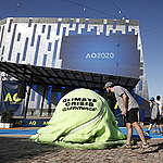 1.5米高的網球融化在墨爾本聯邦廣場外。綠色和平澳洲辦公室 以此藝術裝置，控訴政府對氣候行動不力。© Greenpeace