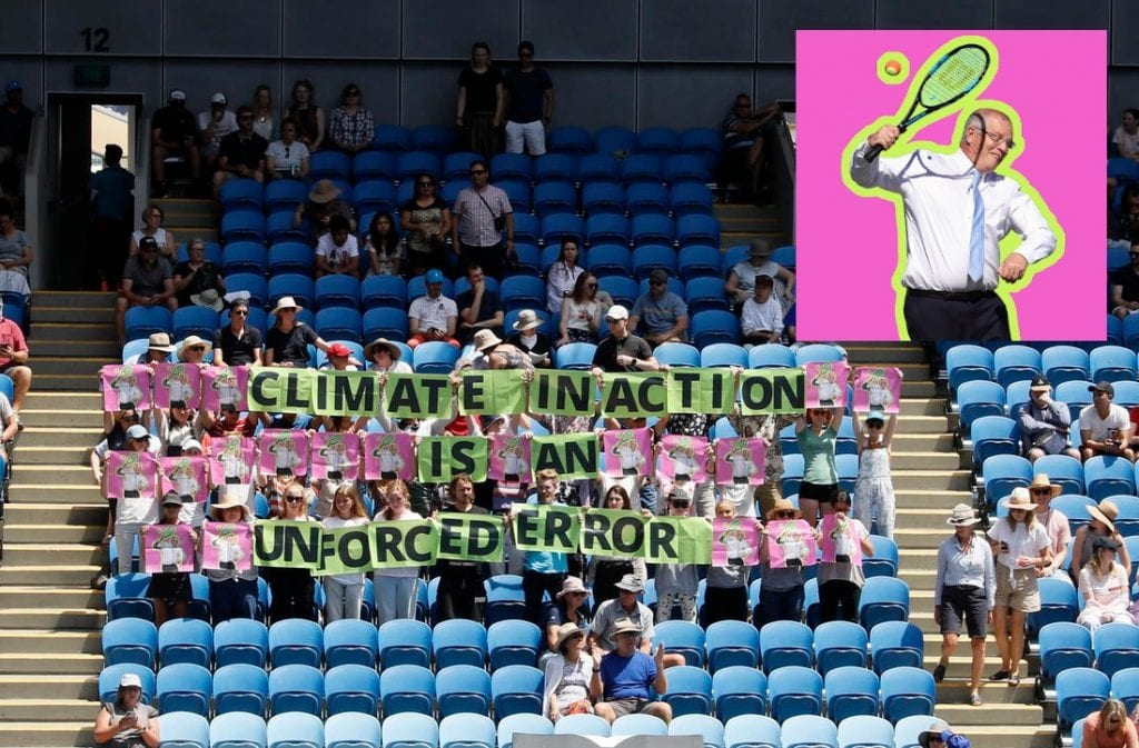綠色和平澳洲辦公室行動者在澳網賽事中場時間，展示抗議標語和畫像，指責政府對氣候不作為。© Cam Suttie/Greenpeace
