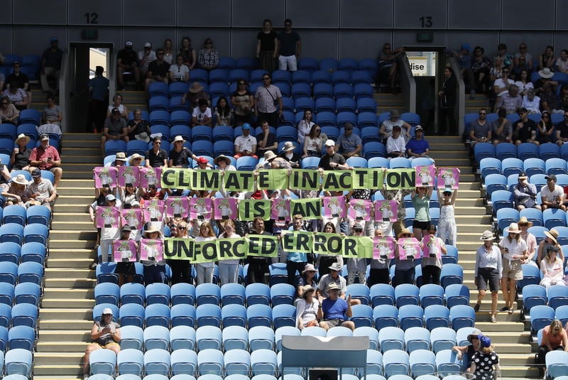 綠色和平澳洲辦公室行動者在澳網賽事中場時間舉行氣候抗議。© Cam Suttie/Greenpeace