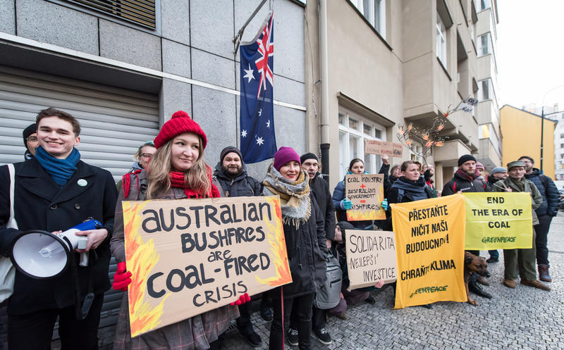 行動者在捷克布拉格澳洲大使館門外，要求澳洲政府立即採取行動，並減少溫室氣體排放。© Greenpeace / Petr Zewlakk Vrabec