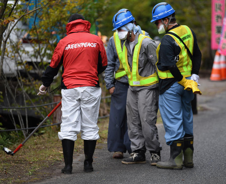 在福島縣浪江町大堀的封鎖區内，綠色和平的核輻射專家與當地工人。 ©︎ Shaun Burnie/Greenpeace