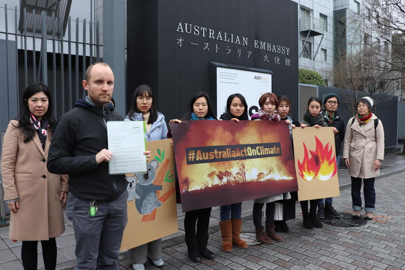 綠色和平日本辦公室將近7千份連署交給澳洲政府，督促盡快氣候行動。© Greenpeace