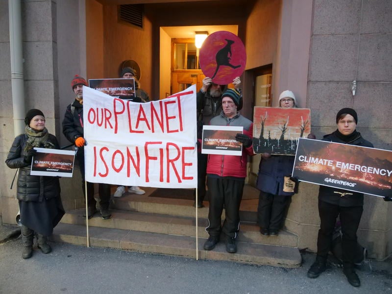 綠色和平芬蘭辦公室團隊在赫爾辛基的澳洲大使館前，展示「我們的地球著火了」© Varpu Sairinen / Greenpeace
