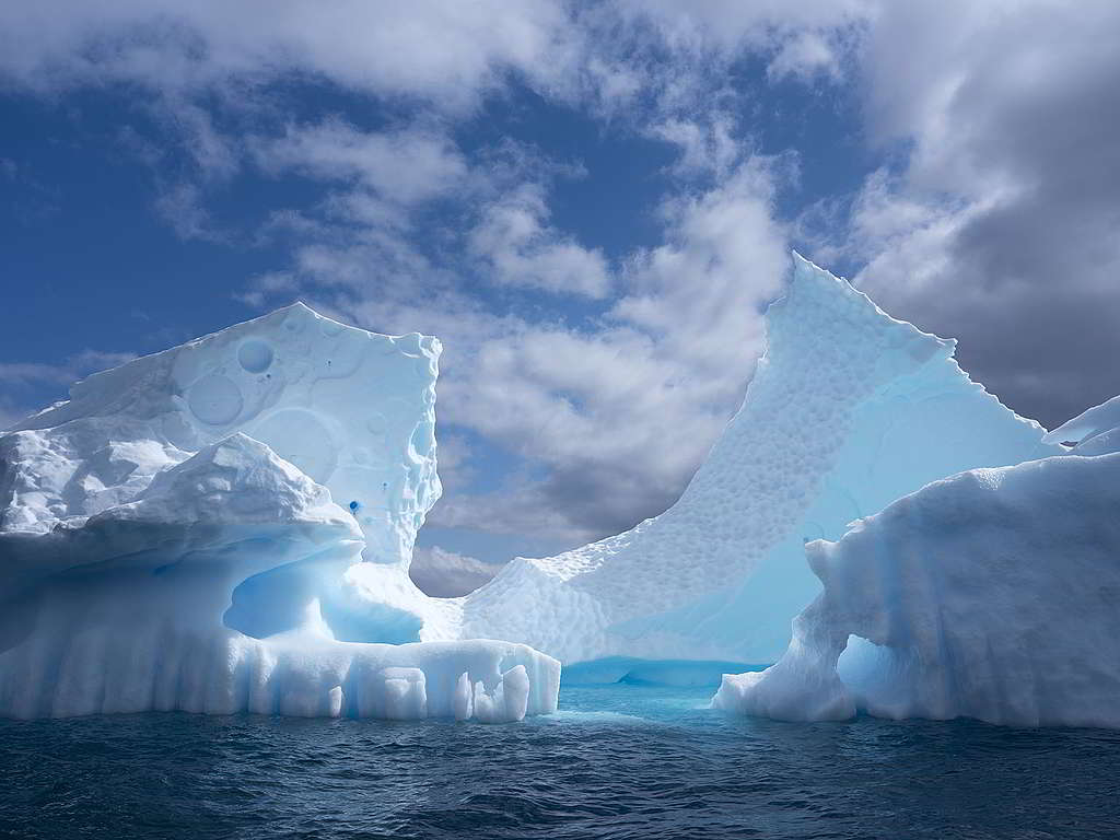 南極洲天堂港（Paradise Harbour）冰山一隅，是大自然的鬼斧神工。 © Abbie Trayler-Smith / Greenpeace