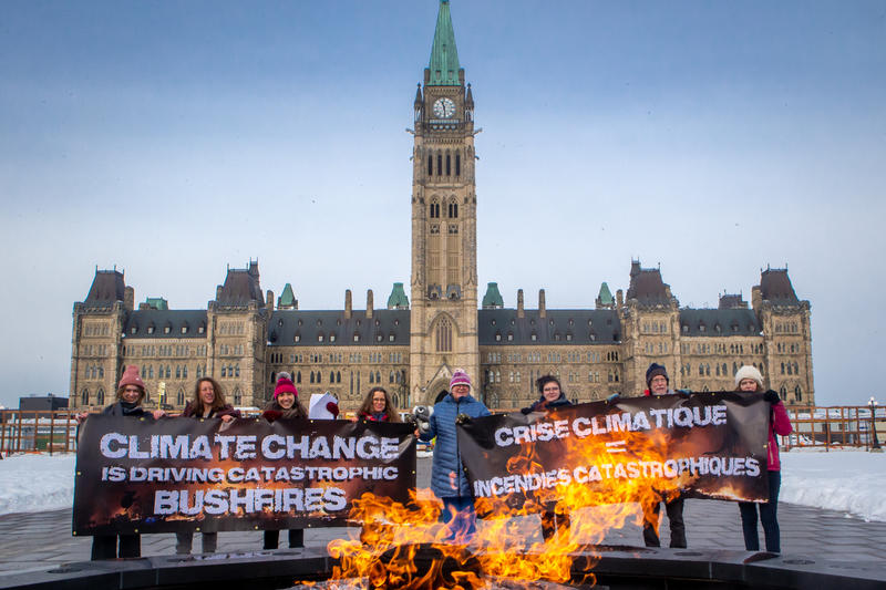 綠色和平加拿大辦公室於國會山莊指出「氣候危機正加劇山火災情」 © Greenpeace
