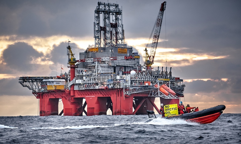  過去綠色和平與奧地利石油天然氣集團OMV交手無數次，照片攝於2016年，當時綠色和平行動者正手持「反對北極鑽油」標語，記錄石油巨擘破壞北極「熊島」（Bear Island）的真相。© Mitja Kobal / Greenpeace