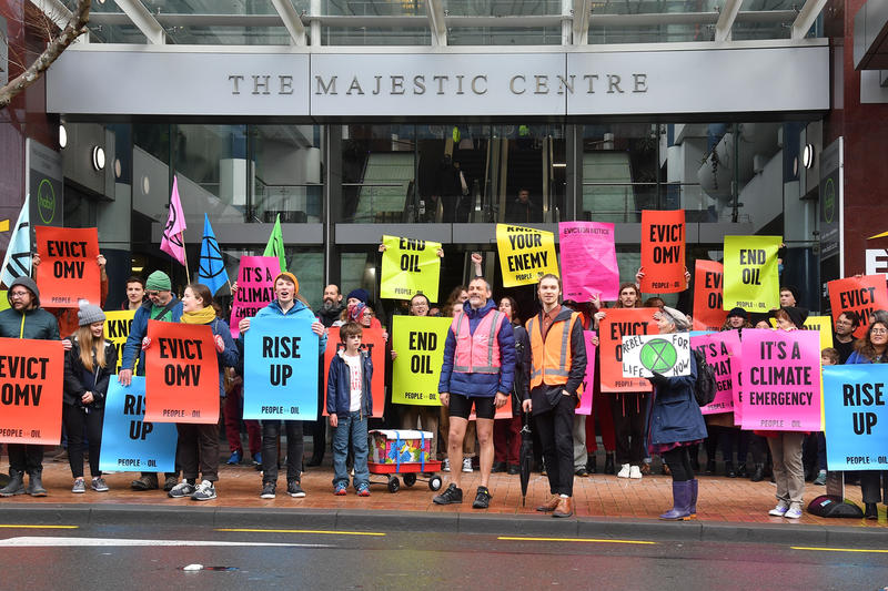 綠色和平紐西蘭行動者於奧地利石油企業OMV位於威靈頓的辦公室外高舉標語，促請撤回鑽油計劃。 © Greenpeace / Marty Melville