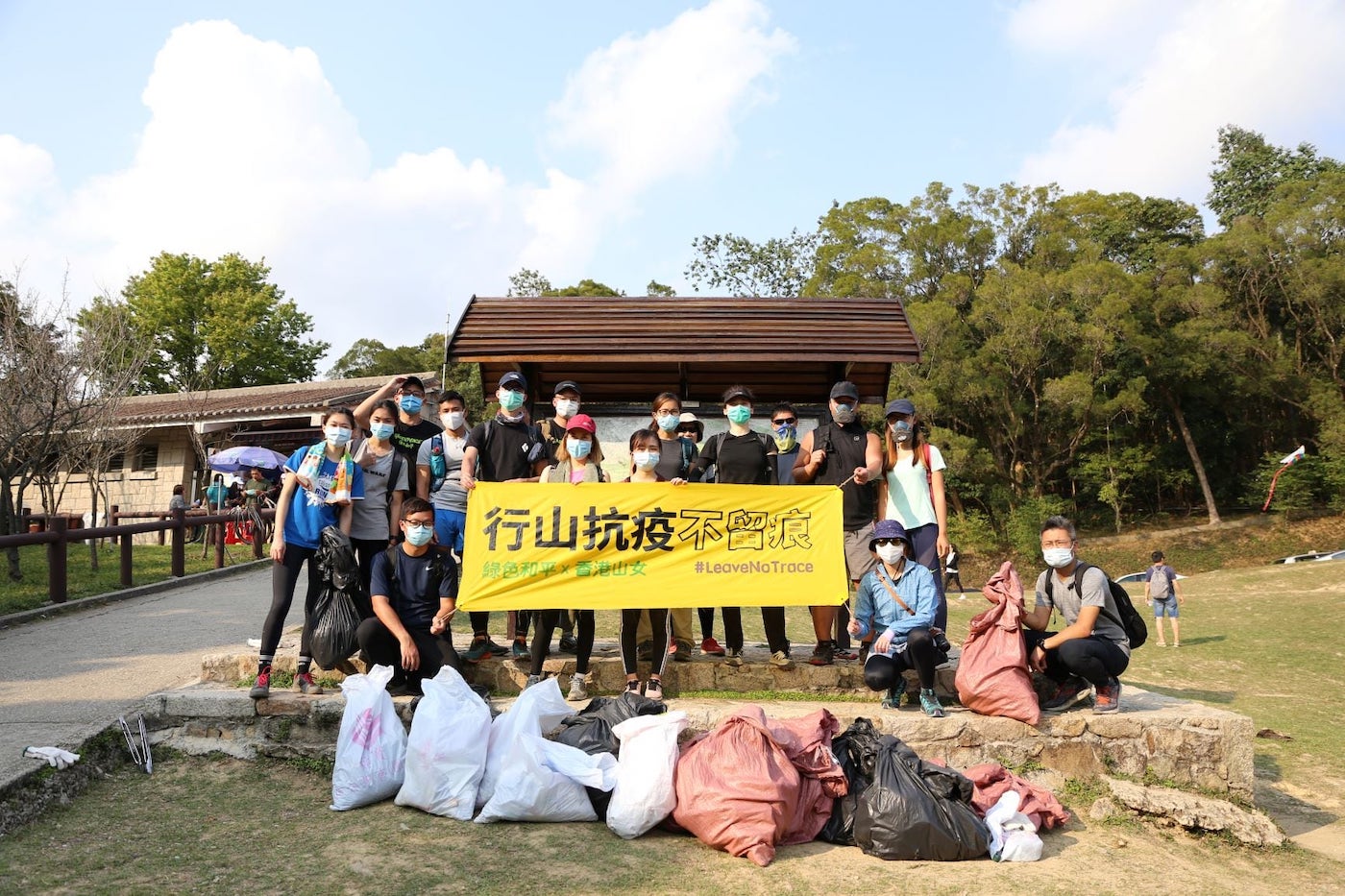 約9公里的山徑中，義工們已經合力清理出共70磅垃圾！行山輕鬆的同時，也需留意自己垃圾要自己帶走。© Greenpeace / Andrew Yuen