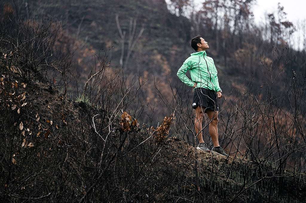 黃浩聰在經過山火蹂躪的跑徑練習。©Patrick Cho/Greenpeace