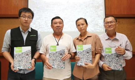 麗婷（右二）2018年底聯同綠色和平馬來西亞辦公室團隊舉行記者會，發佈調查報告揭露全球塑膠產業的回收系統失效。 © Greenpeace