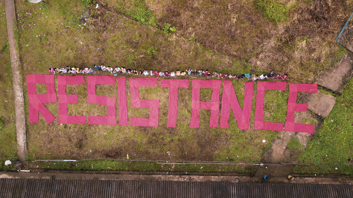 亞馬遜原住民在2019年4月向巴西政府及全世界宣示他們守護森林的決心，西班牙文標語：「抵抗」。 © Fernanda Ligabue / Greenpeace