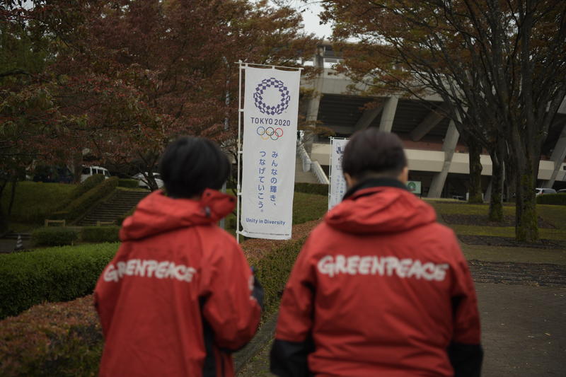 綠色和平的核反應調查團隊到訪住於福島市的吾妻球場（Azuma Stadium）進行檢測，研究結果記載於3月出版的最新報告之中。吾妻球場本來是2020東京奧運棒壘球開幕賽的場地，現時東京奧運因疫情宣告延期。© Shaun Burnie / Greenpeace