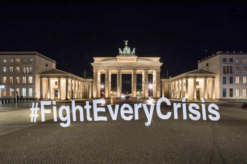 新冠肺炎肆虐全球期間，綠色和平為支持「Fridays For Future 周五為未來」，在柏林國會大廈的露天廣場以光影展示氣候行動訊息。© Gordon Welters / Greenpeace