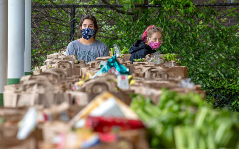 美國維珍尼亞的義工為失業者準備了食物包。病毒危機會否讓我們對食物供求有更多思考？© Tim Aubry / Greenpeace