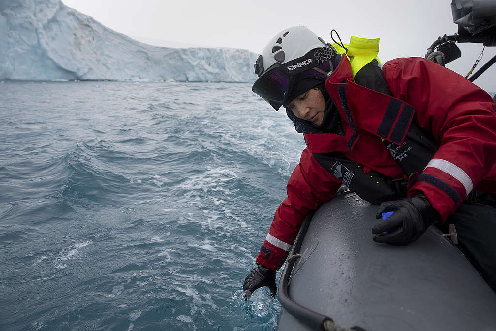 調查工作之一，就是乘坐橡皮艇到冰山周遭採集海水樣本。 © Abbie Trayler-Smith / Greenpeace