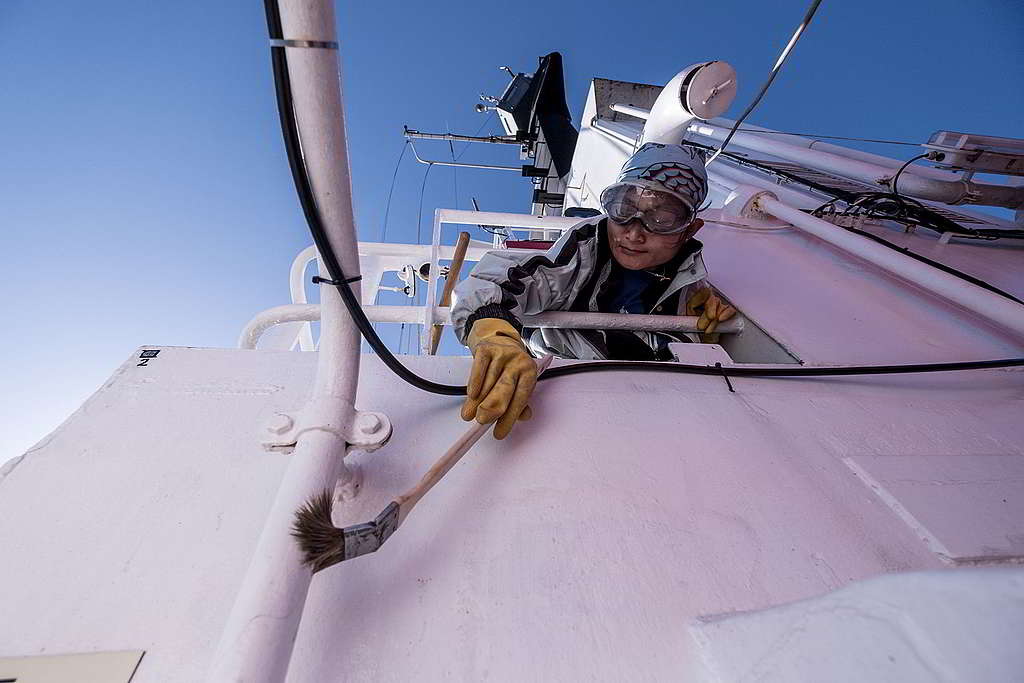 「工欲善其事，必先利其器」有賴水手平日勤力髹油、保養，綠色和平船艦才能精銳出擊執行各種環境任務。 © Tommy Trenchard / Greenpeace
