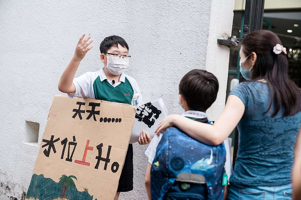 Lance 在學校每周一次與同學、家長分享氣候危機的訊息。© Patrick Cho / Greenpeace