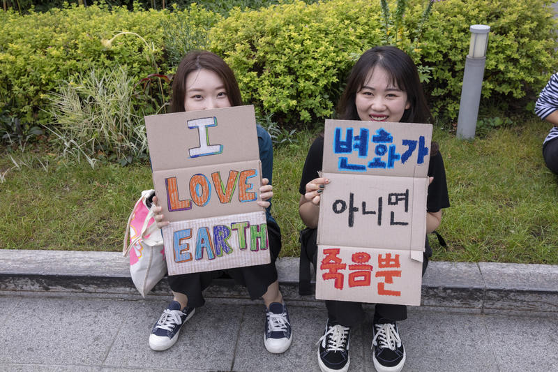 韓國的年輕人參加氣候遊行，表達守護家園與地球的心願。© Soojung Do / Greenpeace