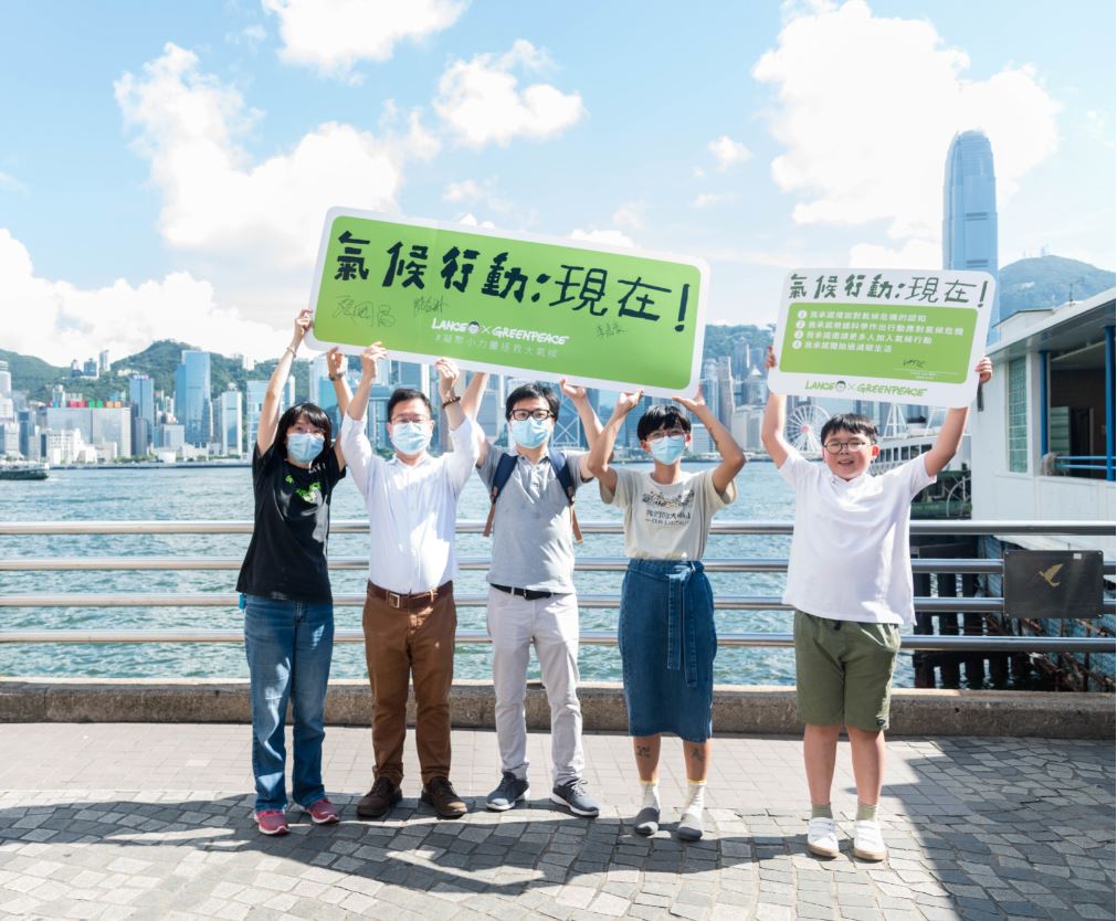 Lance與綠色和平簽署氣候宣言，承諾一起氣候行動，還有區議員（左二起）李嘉豪（離島）、張國昌（東區）、陳嘉琳（西貢）同來撐場。© Fung Pik Yee / Greenpeace