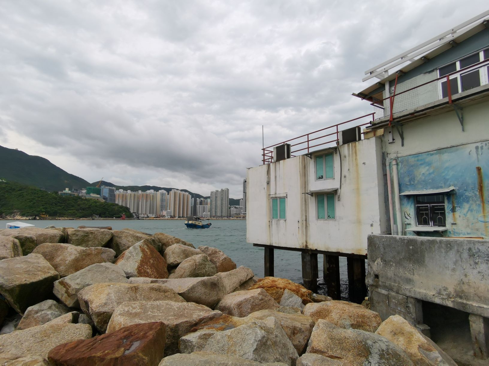 即使有近岸修建的石築海堤，一些寮屋也未能受惠。© Greenpeace