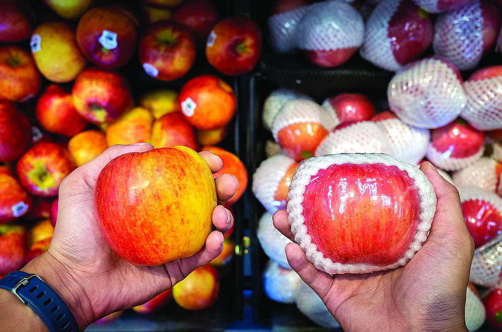 看看手上的無包裝生果，果網、透明包裝等即棄塑膠真的需要嗎？ © Patrick Cho / Greenpeace