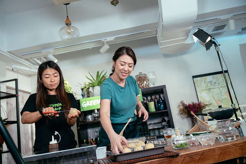 素媽媽Christine與綠色和平項目主任連佩怡合作炮製父親節大餐，食得好味又健康。 © Patrick Cho / Greenpeace