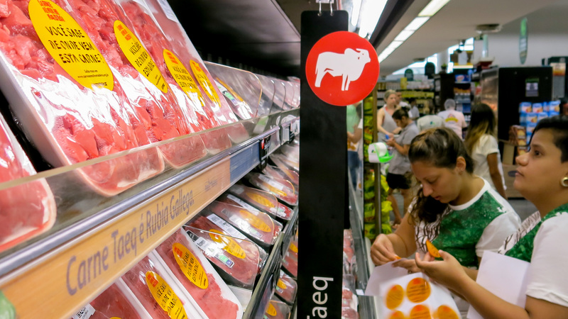 年前綠色和平的行動者在巴西的超級市場貼上「你知道這肉的來源嗎？」貼紙，提醒大眾關注肉食工業與森林的關係。© Zé Gabriel / Greenpeace