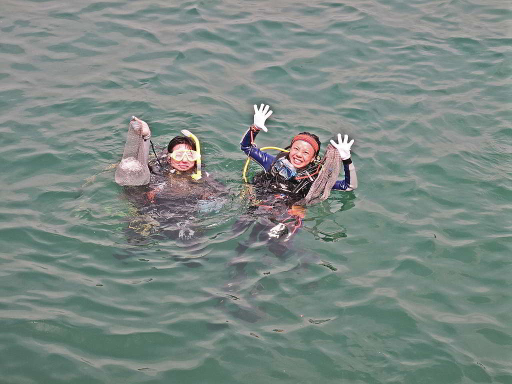 Stephen與潛水學員定期參與清理「鬼網」及淨灘工作。 （照片由受訪者提供）