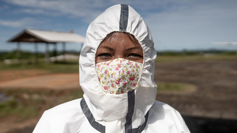 在巴西，全套保護服的工作人員將清潔用品、個人防護裝備送到亞馬遜的原住民社區，以支援受到新冠肺炎嚴重威脅的當地民眾。© Christian Braga / Greenpeace