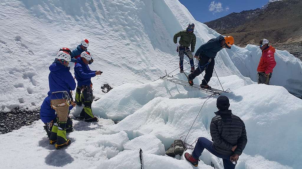 一起進行横越絨布冰川及攀越冰岥和下降的技術訓練
