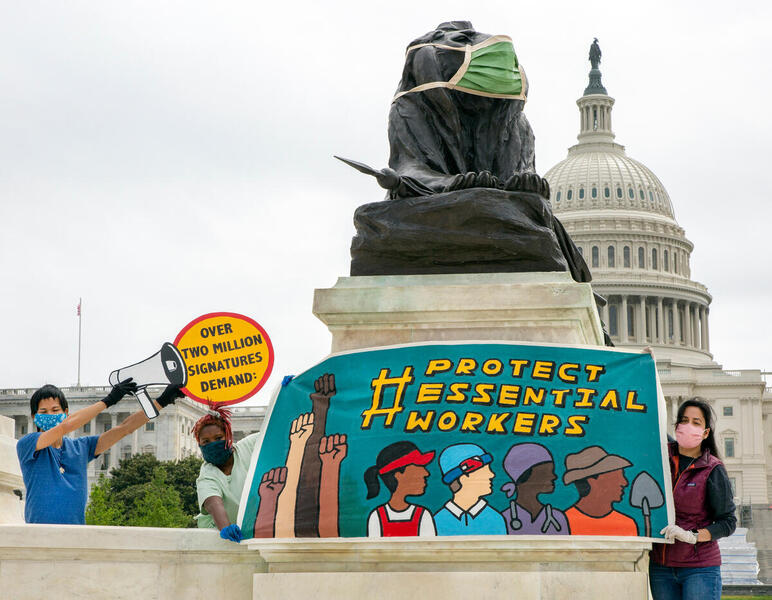 在美國華盛頓，行動者向國會提交210萬的聯署，要求當局守護抗疫前綫人士，為他們爭取基本裝備和保護。© Tim Aubry / Greenpeace
