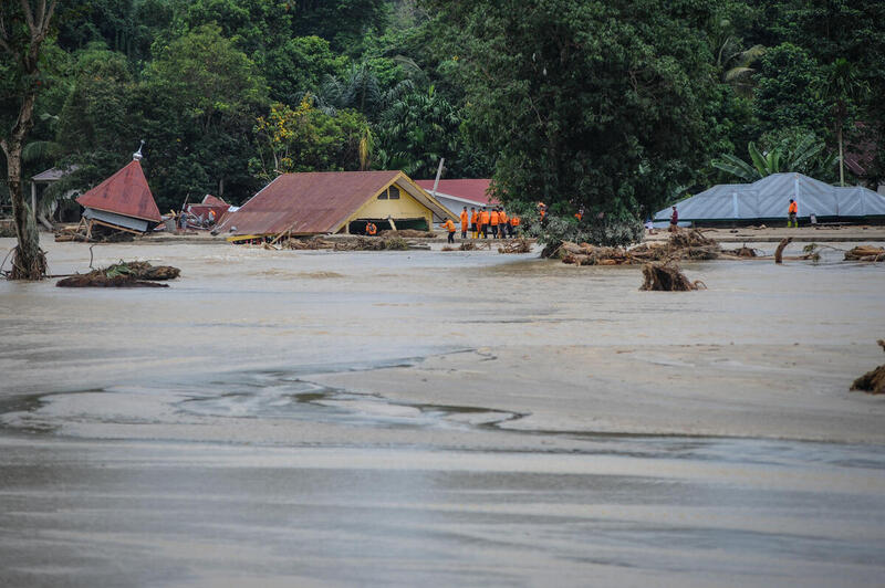2020年7月15日，搜救隊於印尼南蘇拉威西省的Radda村，尋找受困居民。估計當地有32人罹難，16人失蹤，1,590居民受災。© Hariandi Hafid / Greenpeace