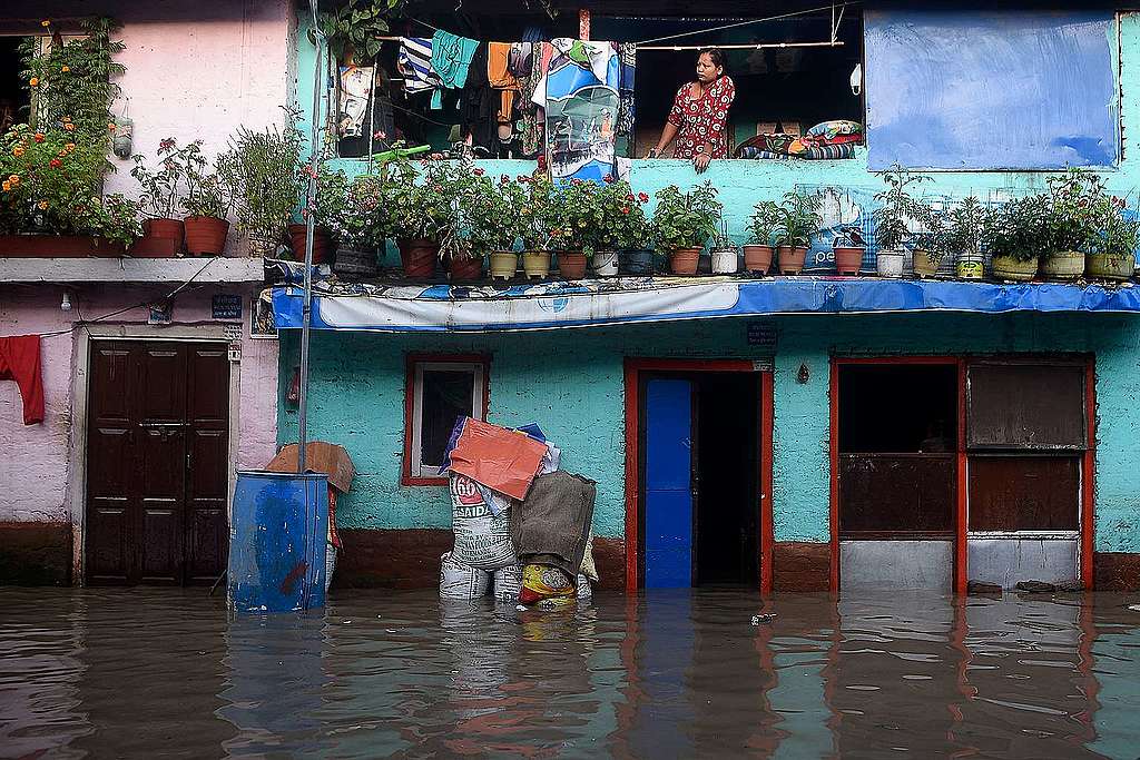 2020年7月20日，尼泊爾加德滿都的季候風帶來暴雨，使巴格馬提河水暴漲。© PRAKASH MATHEMA/AFP via Getty Images