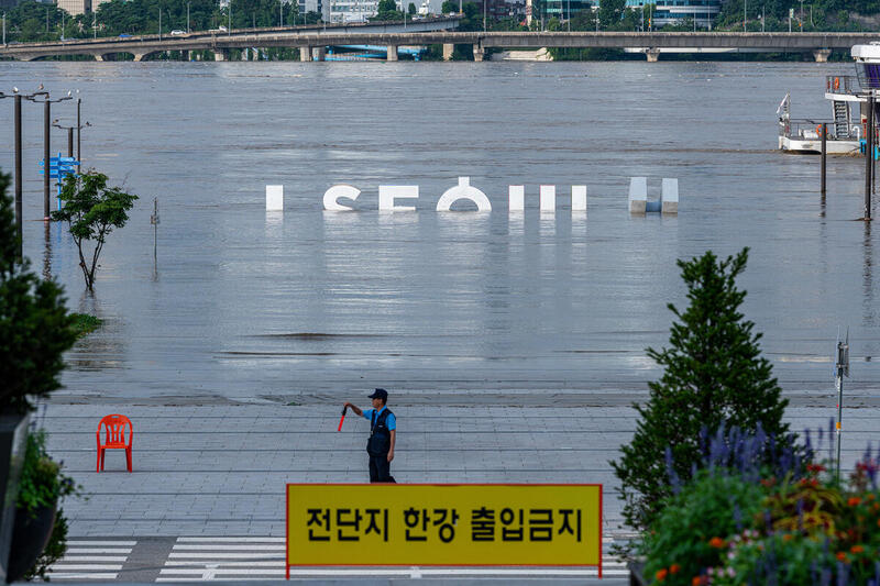 2020年7月至8月韓國持續下了超過46天的大暴雨，地標漢江旁的公園和道路被洪水淹沒。© Sungwoo Lee / Greenpeace