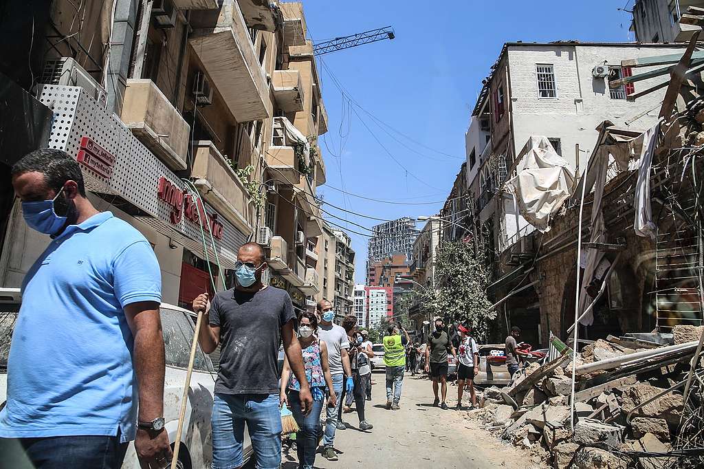 8月5日貝魯特市中心，居民在大爆炸破壞與新冠肺炎夾擊下生活。© Hiba Al Kallas / Shutterstock.com
