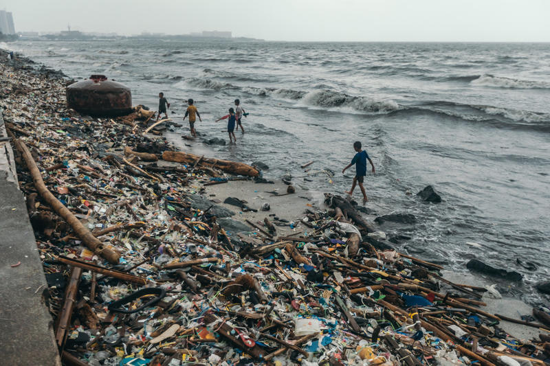 颱風把垃圾送到菲律賓馬尼拉灣沿岸，與小孩子共渡童年；而實現循環經濟模式，則有助我們全球從源頭減廢。© Jilson Tiu / Greenpeace