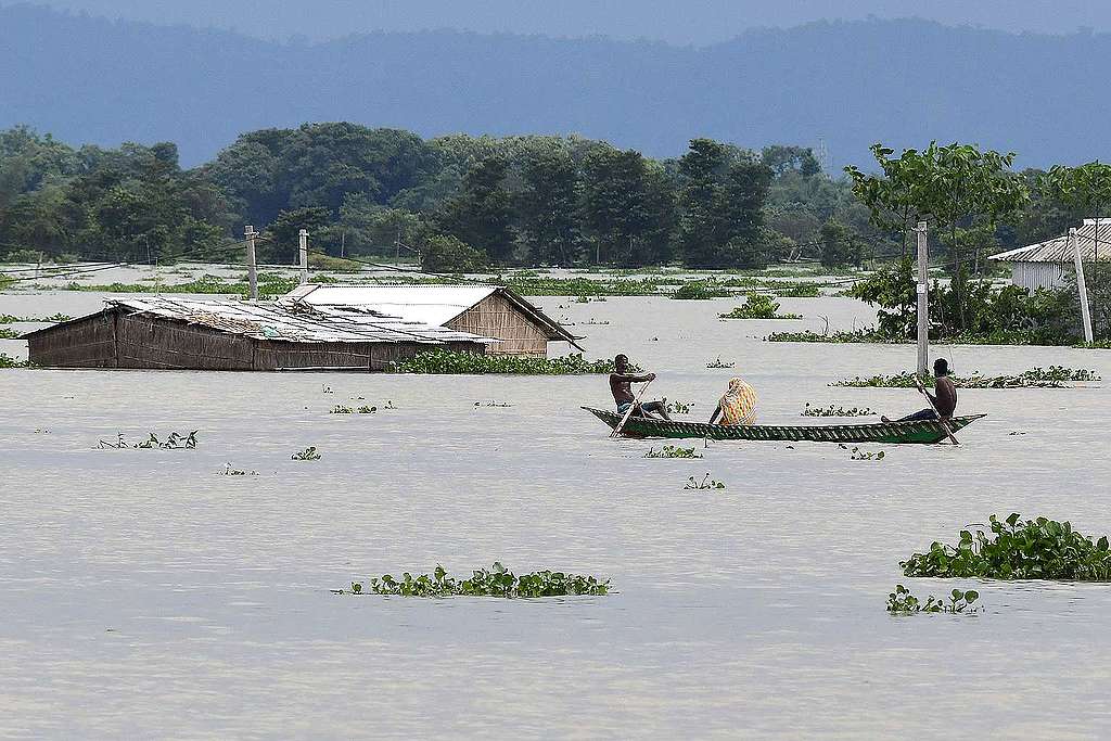 2020年7月14日，印度阿薩姆州莫里岡縣（Morigaon）的Gagalmari村莊收到嚴重水淹，災民划著小船。© BIJU BORO/AFP via Getty Images