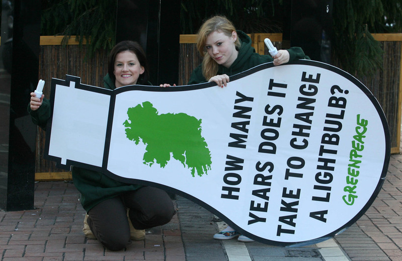 愛爾蘭都柏林的志願者呼籲政府儘快為燈泡落實節能規定，期望日後的燈泡全都符合節能標準，符合了最新的循環經濟原則。 © Greenpeace / Martin Maher